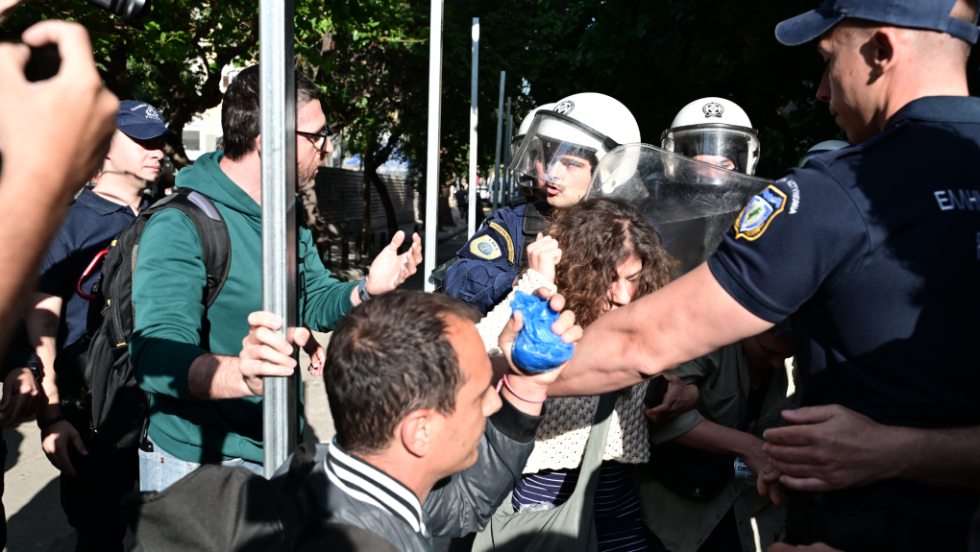 Προσαγωγή δύο πολιτών που διαμαρτύρονται για την επέκταση της περίφραξης